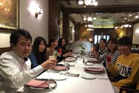 忘年会、食事会で皆仲良し