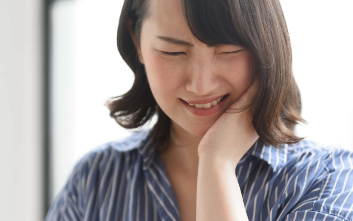 虫歯を放置して痛みに苦しむ女性