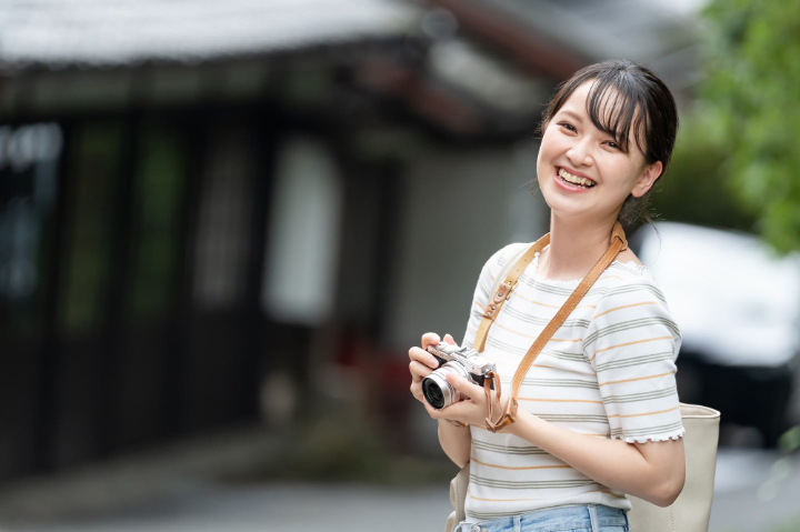 虫歯を治療して撮影旅行を楽しむ女性
