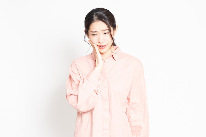 ワイヤー矯正で痛いと感じている女性