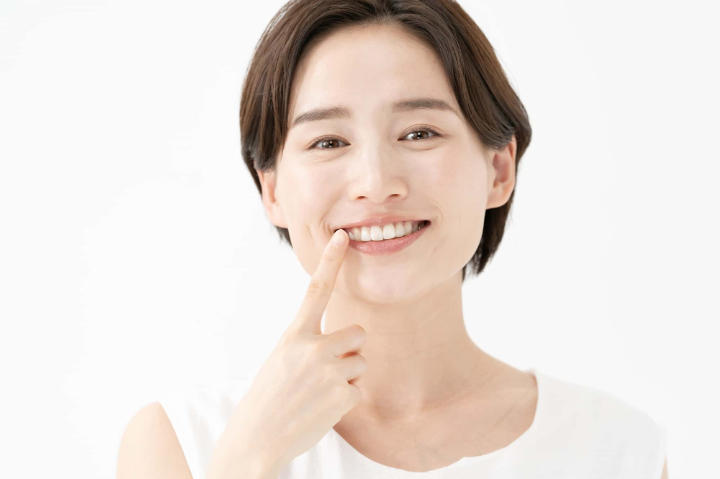 予防歯科をした女性が健康な歯を自慢する様子