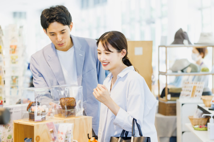 ショッピングを楽しむカップル