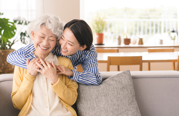 インプラント治療が無事に終わり笑顔になる高齢者の母親と娘