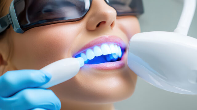 ホワイトニングの施術を受ける女性