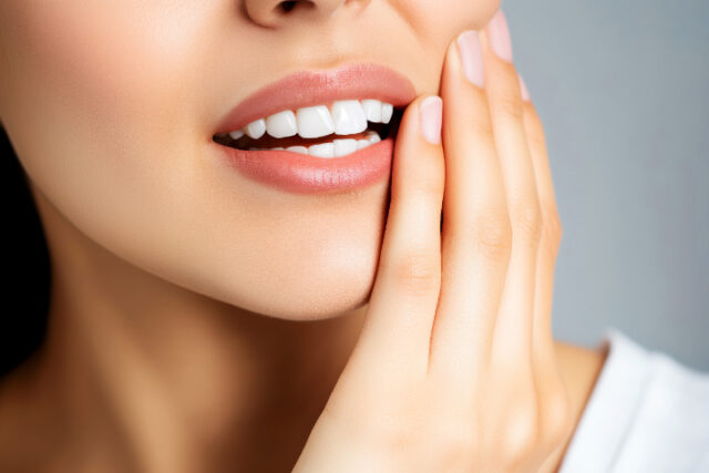 自分の歯がホワイトニングできるのか考える女性