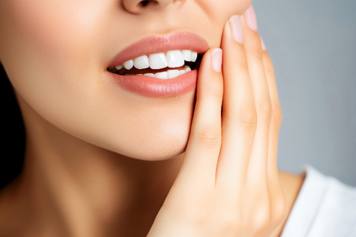 自分の歯がホワイトニングできるのか考える女性