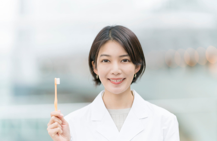 ブラッシング指導について説明する歯科医