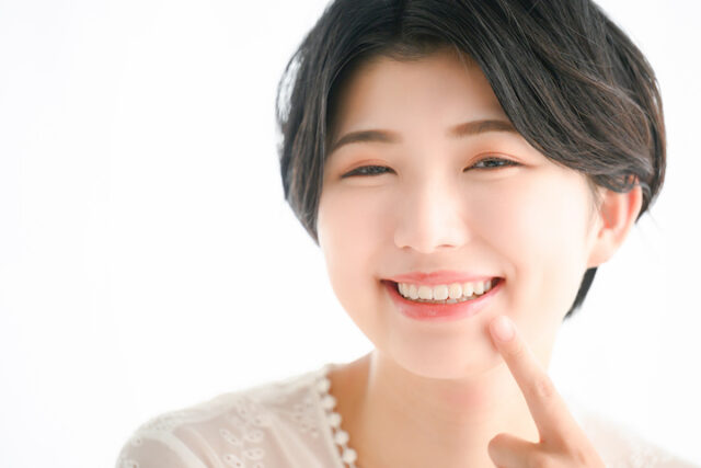 審美歯科で歯がきれいになった女性