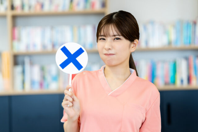 インプラント治療ができない人を紹介する歯科衛生士の女性