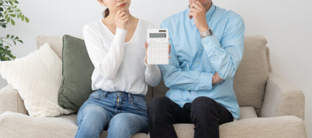 歯のブリッジの費用について考える男女