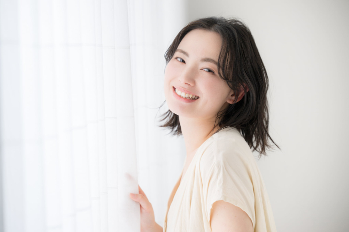 PMTCを受けた白い歯でほほ笑む女性