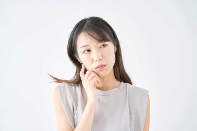 歯周病はどうして起こるのか考える女性