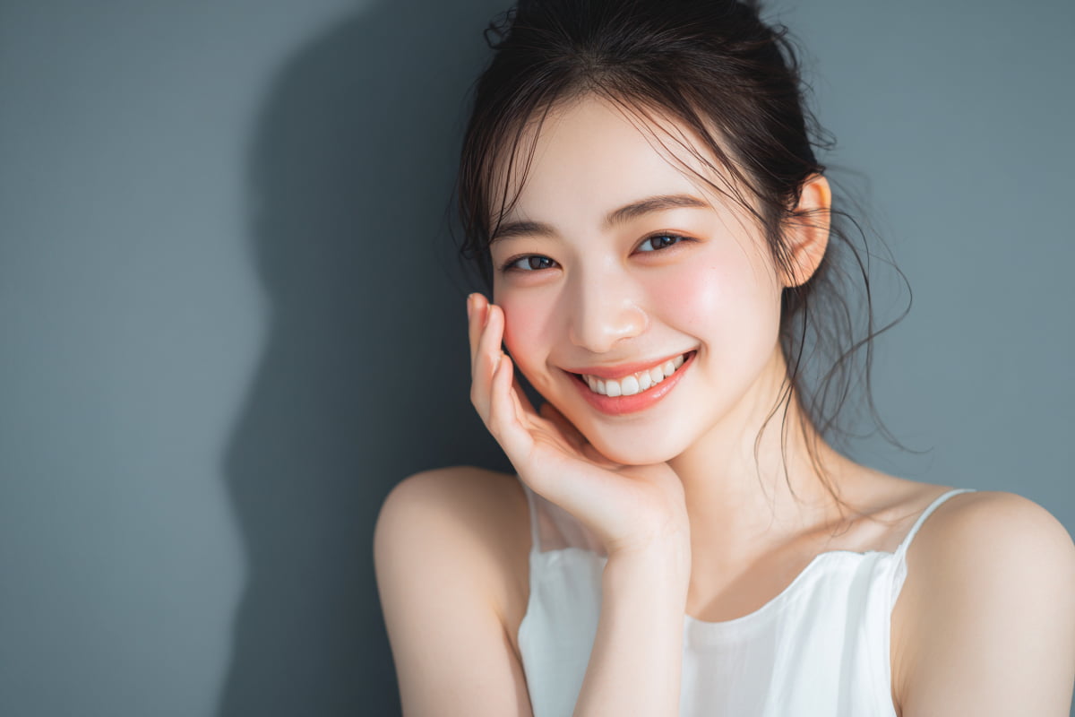 ホワイトニングで白くなった歯を見せて笑う女性