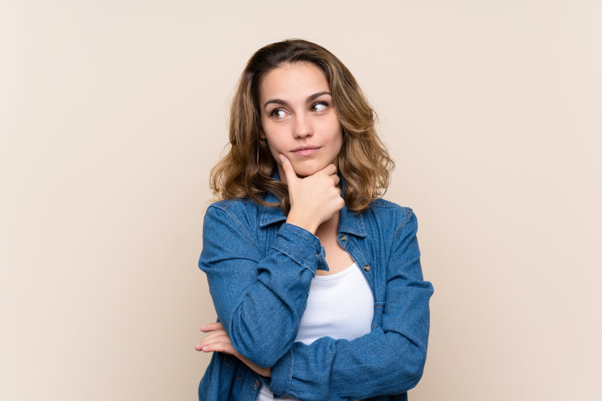 ホワイトニングは何回で白くなるのか考える女性