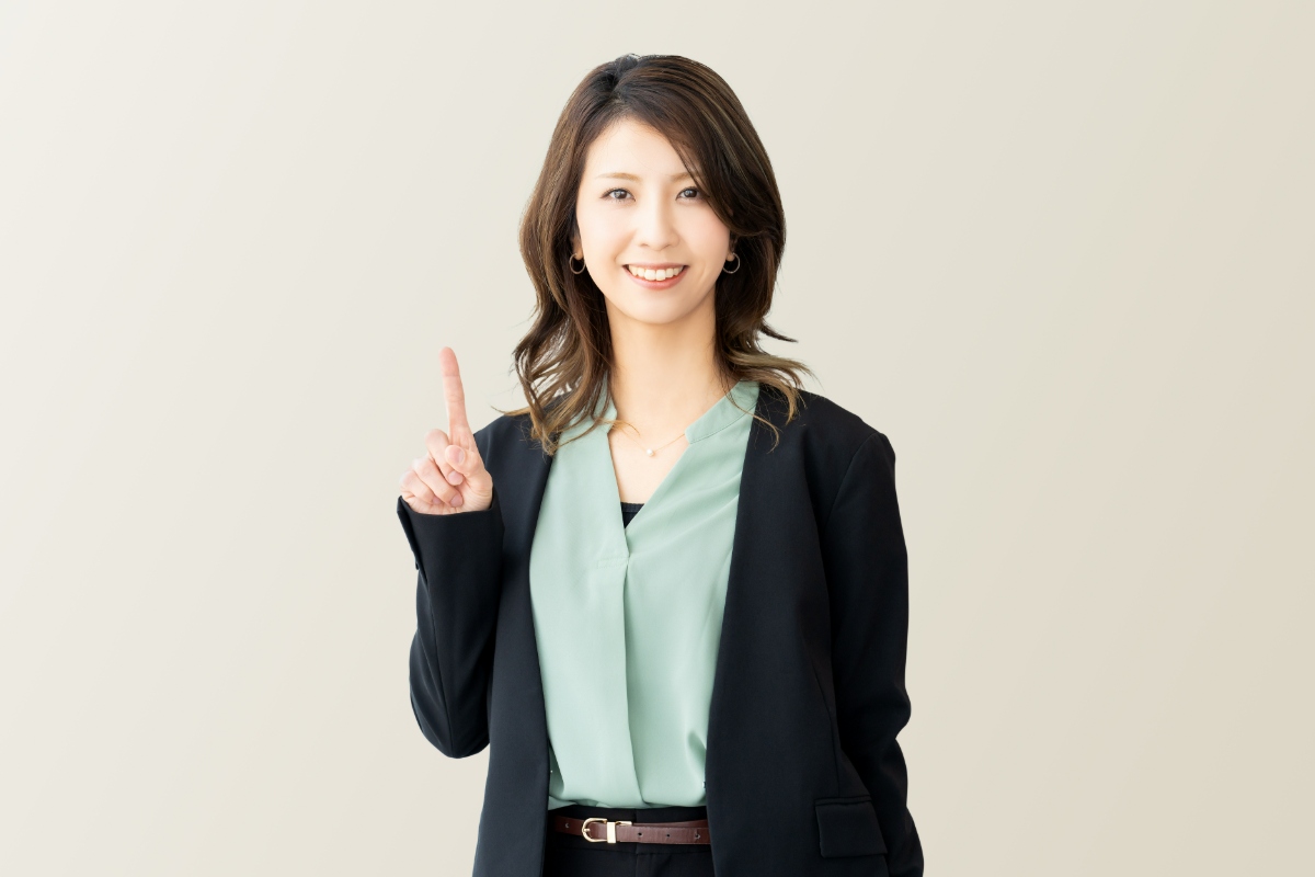 子どもの口呼吸を改善する方法について解説する女性