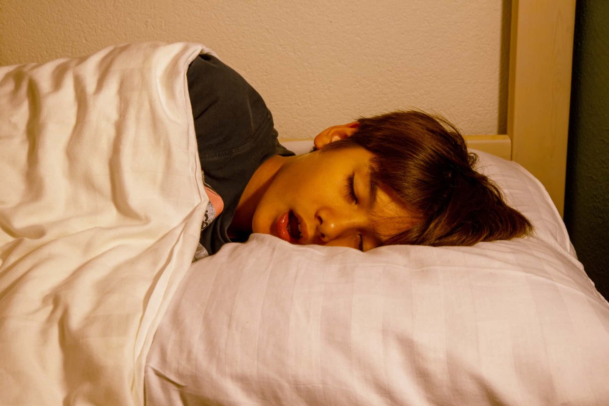 口呼吸しながら眠っている子ども